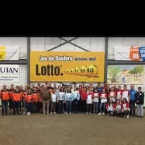 Frederic Keulemans met een groep deelnemers op een pétanquewedstrijd