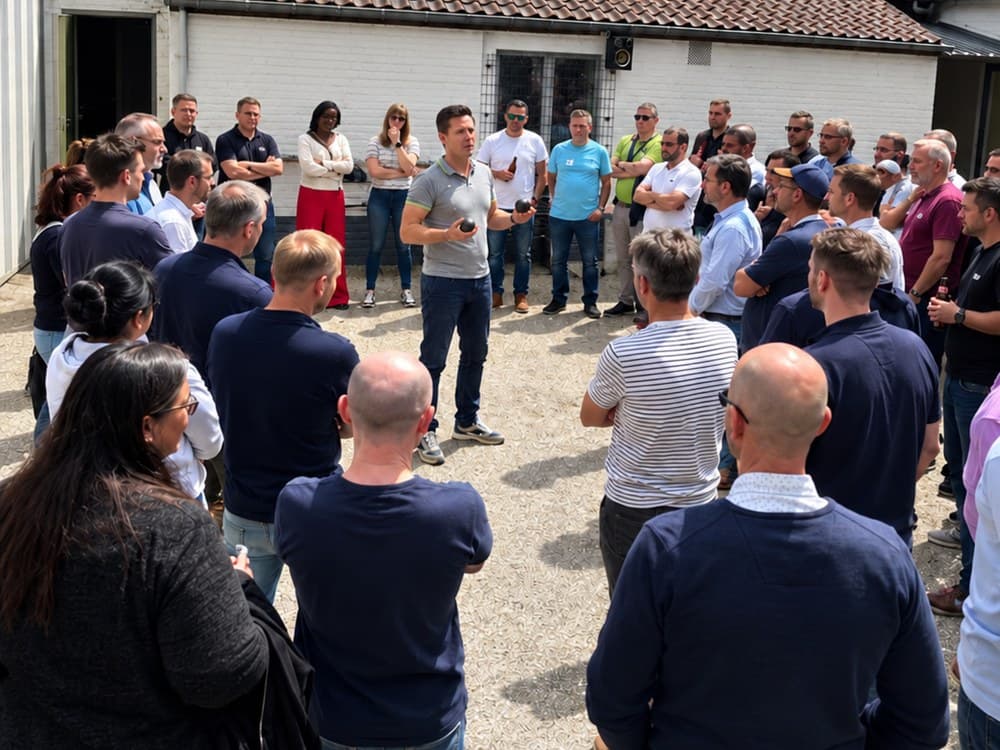 Frederic Keulemans geeft pétanque-les aan een groep