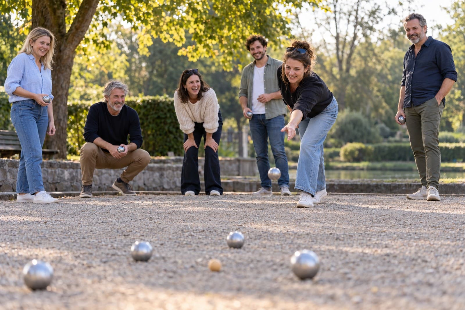 Collega's spelen pétanque in het park