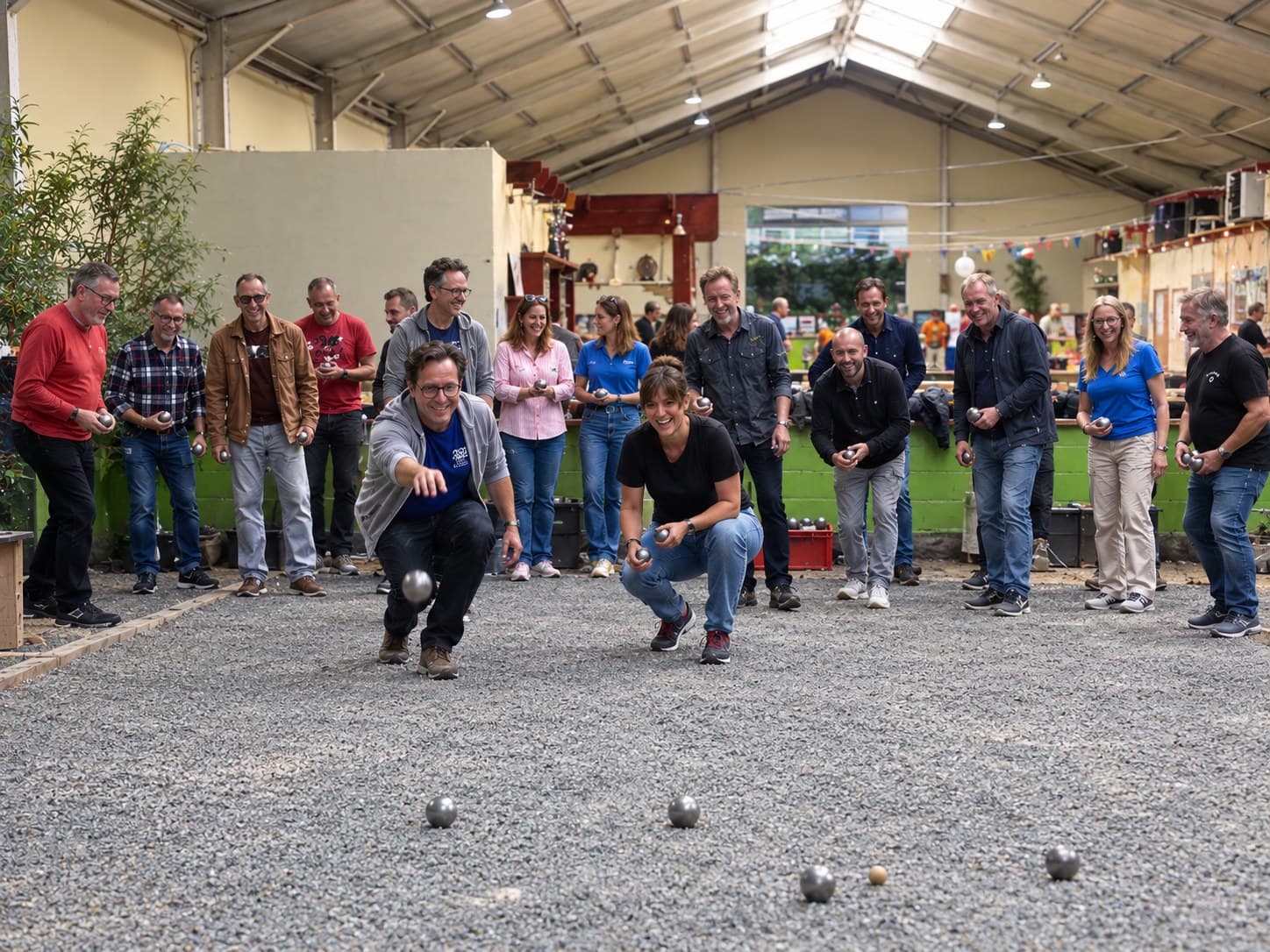 Collega's spelen pétanque tijdens een teambuildingdag