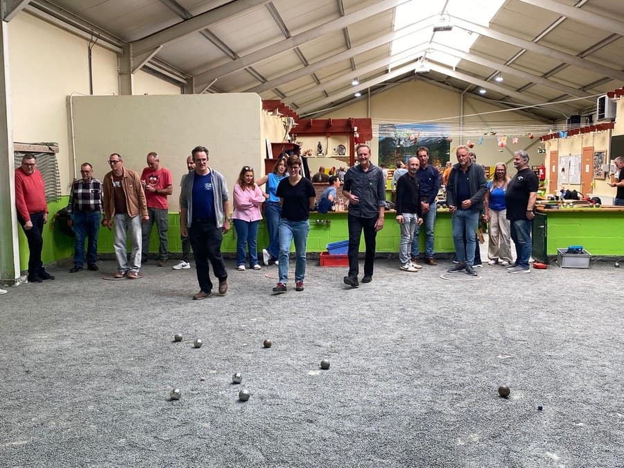 Deelnemers spelen een wedstrijd in de hal