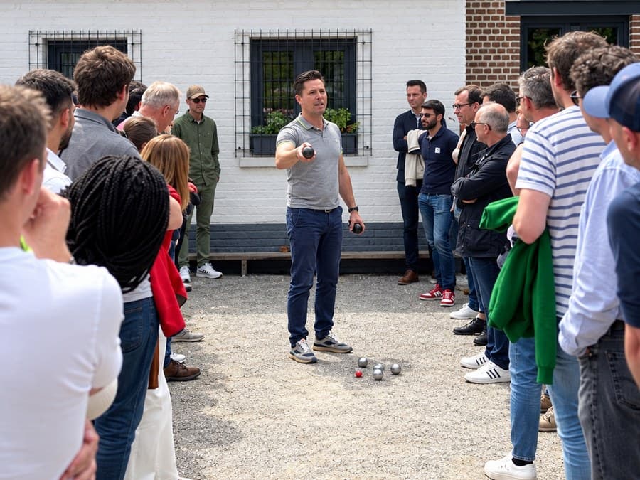 Frederic legt uit hoe je een pétanquebal gooit